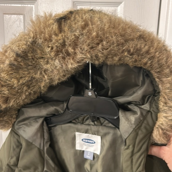 Old Navy army green parka with fur-trimmed hood - Picture 6 of 7